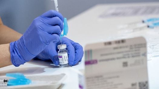 España autoriza tercera dosis de vacuna anticovid a los mayores de 70 años