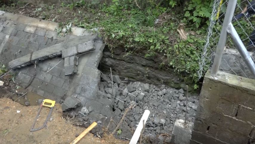 Miembros de la comunidad realizaron las labores para remover los escombros luego que personal del Ministerio de Obras Públicas realizó una inspección en el sitio