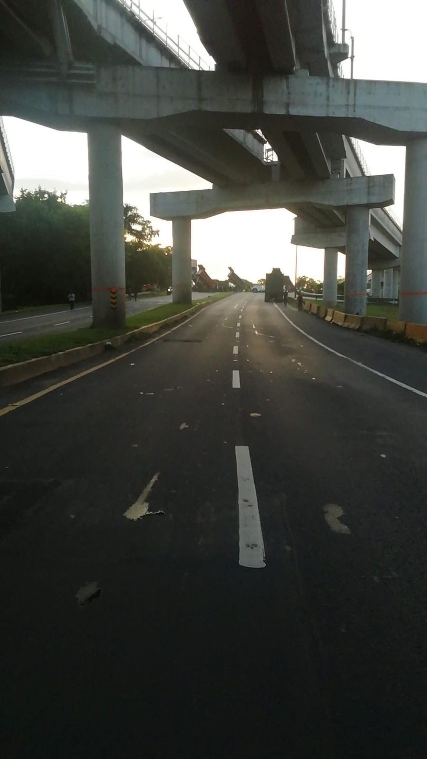 Un tranque descomunal se registró debido a la protesta de los transportistas de carga y camiones volquetes.