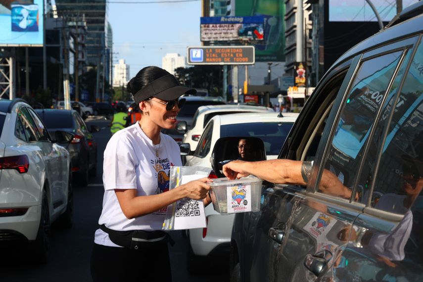 Un grupo de venezolanos residentes en Panamá realizó este martes una jornada de recolección de fondos en una de las principales arterias de la capital panameña