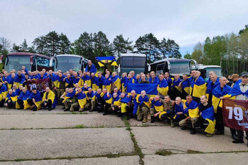 Rusia exige a Ucrania para el arreglo definitivo del conflicto el reconocimiento de la anexión rusa de la península de Crimea y de otras cuatro de sus regiones y la renuncia al ingreso en bloques militares como la OTAN, según reza el memorando difundido hoy por la prensa rusa. Rusia exige a Ucrania para el arreglo definitivo del conflicto el reconocimiento de la anexión rusa de la península de Crimea y de otras cuatro de sus regiones y la renuncia al ingreso en bloques militares como la OTAN, según reza el memorando difundido hoy por la prensa rusa.