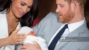 Reino Unido ve por primera vez bebé de Enrique y Meghan