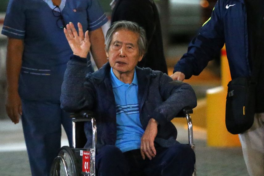 Con chaleco negro y mascarilla, Alberto Fujimori salió acompañado por sus hijos Keiko y Kenji en una camioneta gris que se abrió paso lentamente entre decenas de seguidores en Perú. Con chaleco negro y mascarilla, Alberto Fujimori salió acompañado por sus hijos Keiko y Kenji en una camioneta gris que se abrió paso lentamente entre decenas de seguidores en Perú. 