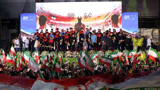 Miles de iraníes participaron este miércoles en la ceremonia oficial de despedida de la selección nacional de fútbol de Irán antes de su partida al Mundial 2026 en un acto cargado de simbolismo político y nacionalista en un contexto de guerra con Estados Unidos e Israel. Miles de iraníes participaron este miércoles en la ceremonia oficial de despedida de la selección nacional de fútbol de Irán antes de su partida al Mundial 2026 en un acto cargado de simbolismo político y nacionalista en un contexto de guerra con Estados Unidos e Israel.