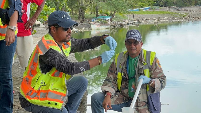 MiAmbiente toma muestras de agua en ríos y sistemas de aguas residuales de Chiriquí