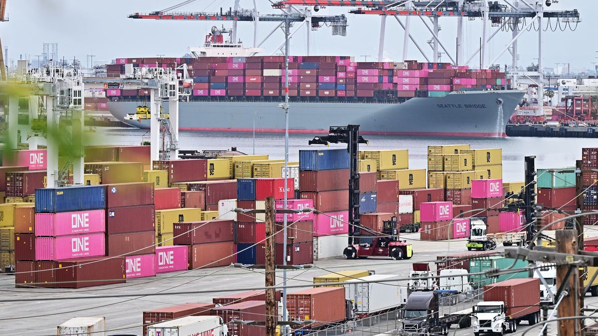 China aseguró este viernes que adoptará todas las medidas necesarias para proteger los derechos e intereses legítimos de sus empresas tras la decisión del Tribunal Supremo de Panamá de anular el contrato de concesión de los puertos operados por Panama Ports Company, filial del grupo hongkonés CK Hutchison. China aseguró este viernes que adoptará todas las medidas necesarias para proteger los derechos e intereses legítimos de sus empresas tras la decisión del Tribunal Supremo de Panamá de anular el contrato de concesión de los puertos operados por Panama Ports Company, filial del grupo hongkonés CK Hutchison.