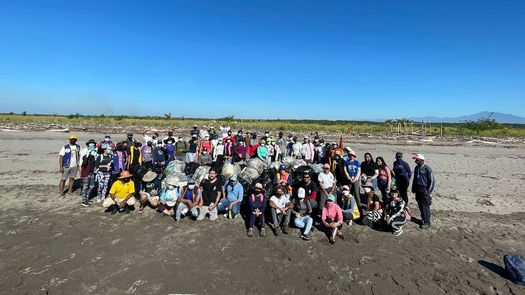 Una gran cantidad de voluntarios de MiAmbiente, UNACHI, entre otras entidades y clubes cívicos realizaron una limpieza de playas en Refugio de Vida Silvestre Playa La Barqueta Agrícola en Alanje.&nbsp;