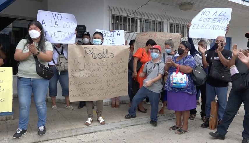 Un grupo de billeteros de David protestaron afuera de las instalaciones de la Lotería Nacional de Beneficencia por la supuesta implementación del nuevo juego de azar.