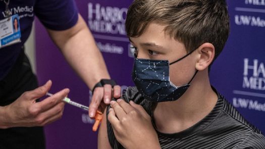 Médicos británicos recomiendan vacunar a jóvenes de 12 y 15 años contra el covid