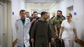 Zelenski visita zona inundada por destrucción de represa en Ucrania y Rusia reporta cinco muertos