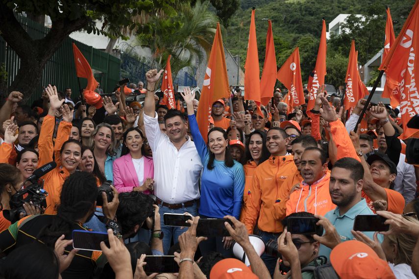La dirigente liberal de Venezuela, María Corina Machado, que arrasó en las primarias opositoras, fue proclamada este jueves como candidata presidencial de la oposición para 2024. La dirigente liberal de Venezuela, María Corina Machado, que arrasó en las primarias opositoras, fue proclamada este jueves como candidata presidencial de la oposición para 2024.
