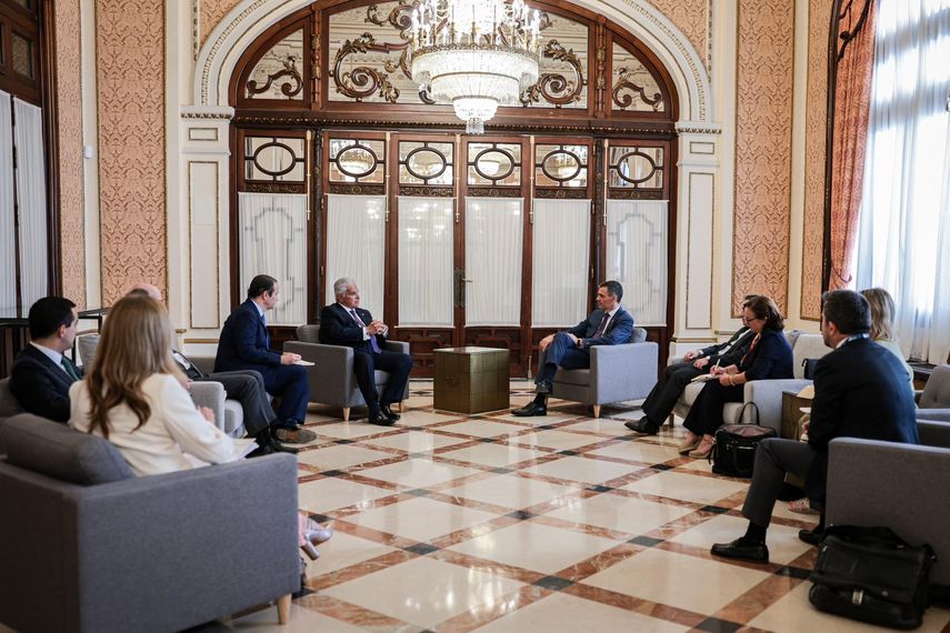 El presidente de Panamá, José Raúl Mulino, dijo este domingo en un foro empresarial organizado por el Banco de Desarrollo de América Latina y el Caribe (CAF), en Sevilla, que su país reúne las condiciones para ser "pieza clave" en el nuevo acercamiento que buscan la Comunidad de Estados Latinoamericanos y Caribeños (CELAC) y la Unión Europea (UE). El presidente de Panamá, José Raúl Mulino, dijo este domingo en un foro empresarial organizado por el Banco de Desarrollo de América Latina y el Caribe (CAF), en Sevilla, que su país reúne las condiciones para ser "pieza clave" en el nuevo acercamiento que buscan la Comunidad de Estados Latinoamericanos y Caribeños (CELAC) y la Unión Europea (UE).