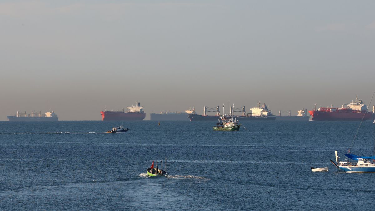 La creciente demanda en el Canal de Panamá, derivada de la crisis en el estrecho de Ormuz, no está congestionando el paso navegable, que opera plenamente - hasta 41 tránsitos diarios cuando lo normal son 36.