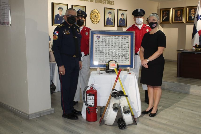 Bomberos panameños realizaron el encendido de velas, que permiten mantener vivo el recuerdo de los bomberos héroes de Nueva York.