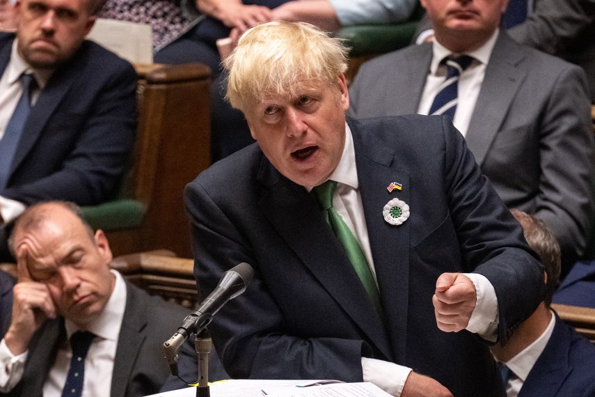 Boris Johnson mantuvo su actitud crítica este jueves y calificó a la comisión como "antidemocrática" y de tener como objetivo "ser la estocada final de un prolongado asesinato político". Boris Johnson mantuvo su actitud crítica este jueves y calificó a la comisión como "antidemocrática" y de tener como objetivo "ser la estocada final de un prolongado asesinato político".
