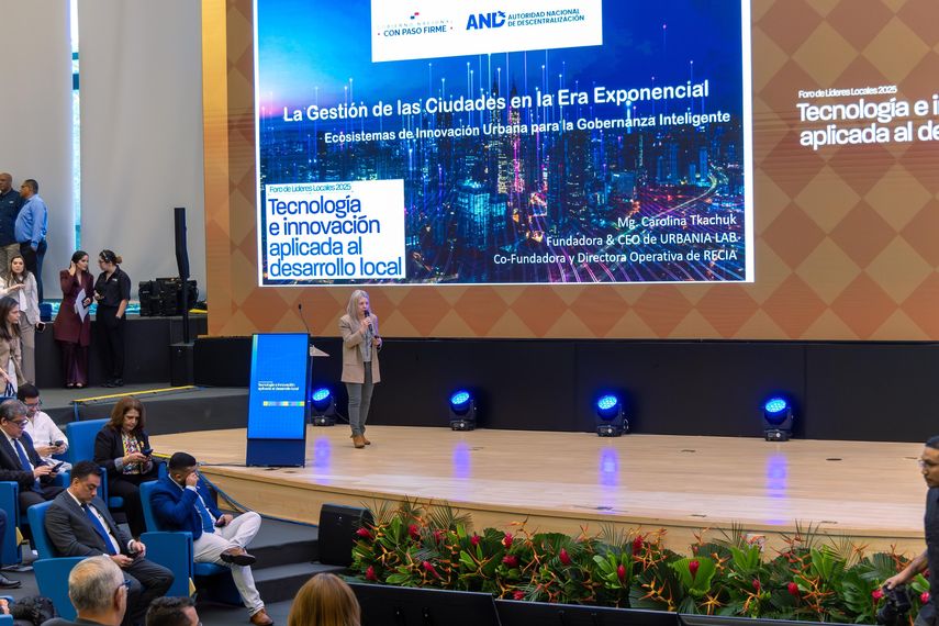 Cerca de 500 alcaldes y representantes de todo el país participaron en el III Foro de Líderes Locales, organizado por el Gobierno Nacional a través de la Autoridad Nacional de Descentralización (AND). El encuentro, celebrado en la sede del Parlamento Latinoamericano y Caribeño (Parlatino), se desarrolló bajo el lema “Tecnología e Innovación aplicada al Desarrollo Local”. Cerca de 500 alcaldes y representantes de todo el país participaron en el III Foro de Líderes Locales, organizado por el Gobierno Nacional a través de la Autoridad Nacional de Descentralización (AND). El encuentro, celebrado en la sede del Parlamento Latinoamericano y Caribeño (Parlatino), se desarrolló bajo el lema “Tecnología e Innovación aplicada al Desarrollo Local”.