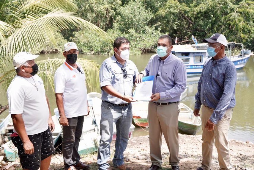 El alcalde de David entregó la orden de proceder para las mejoras del muelle de Pedregal en la comunidad de Acapulco.