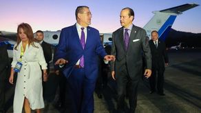 El presidente de Guatemala, Bernardo Arévalo, arribó este martes a Panamá para participar el miércoles en la instalación de la segunda edición del Foro Económico Internacional América Latina y el Caribe 2026, bautizado como el Davos latinoamericano, junto a otros siete dignatarios de la región.