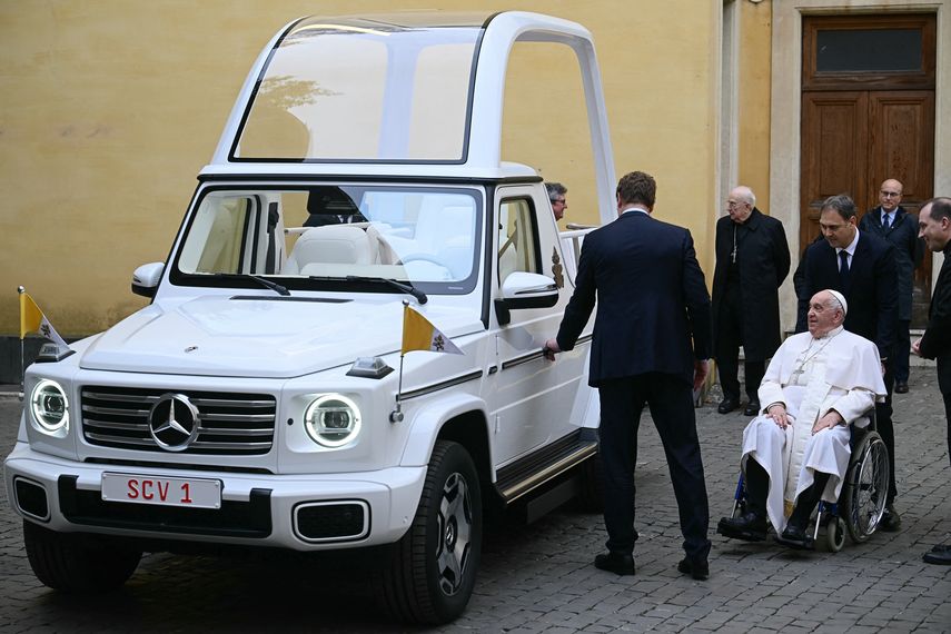 Papa Francisco recibe su primer papamóvil eléctrico de Mercedes Benz