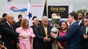 Presidente Mulino entrega copa a ganadores del Clásico Presidente de la República