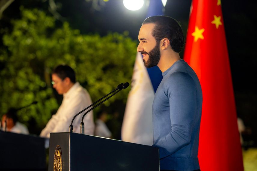 Nayib Bukele deja presidencia en busca de la reelección