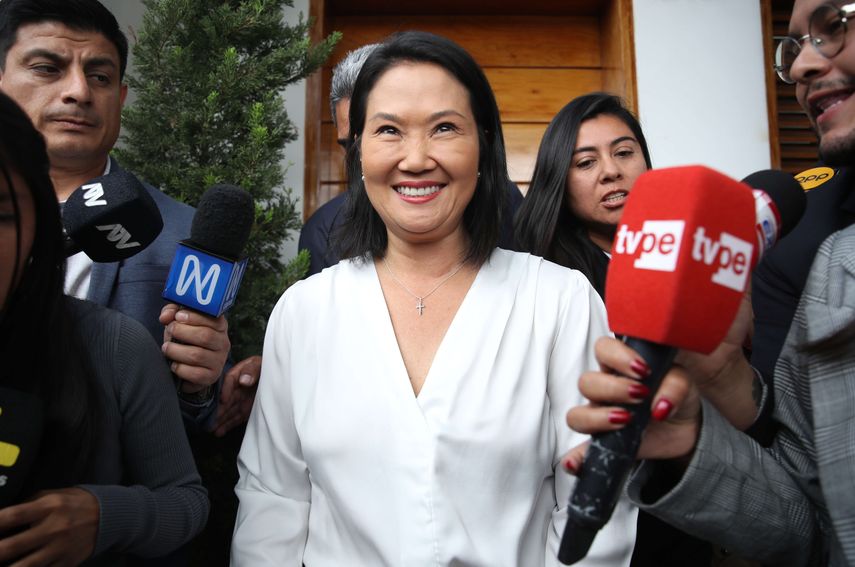 La candidata derechista Keiko Fujimori se acerca a ser la próxima presidenta de Perú al aventajar este jueves en cerca de 40.000 votos al izquierdista Roberto Sánchez