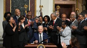 Biden declara monumentos en memoria de adolescente negro linchado en EEUU