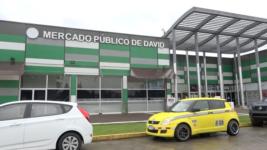 Envíos a domicilio, redes sociales y venta de paquetes especiales son algunas de las innovaciones de los comerciantes de la Cadena de Frío en Chiriquí para reactivarse.