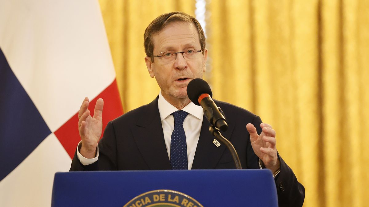 El presidente de Israel, Isaac Herzog, inició este miércoles su gira centroamericana con una visita al Canal de Panamá, donde ensalzó la vía como ejemplo de cómo promover la libertad de navegación, frente a los ataques a las embarcaciones en los estrechos de Ormuz y Bab al Mandeb. El presidente de Israel, Isaac Herzog, inició este miércoles su gira centroamericana con una visita al Canal de Panamá, donde ensalzó la vía como ejemplo de cómo promover la libertad de navegación, frente a los ataques a las embarcaciones en los estrechos de Ormuz y Bab al Mandeb.