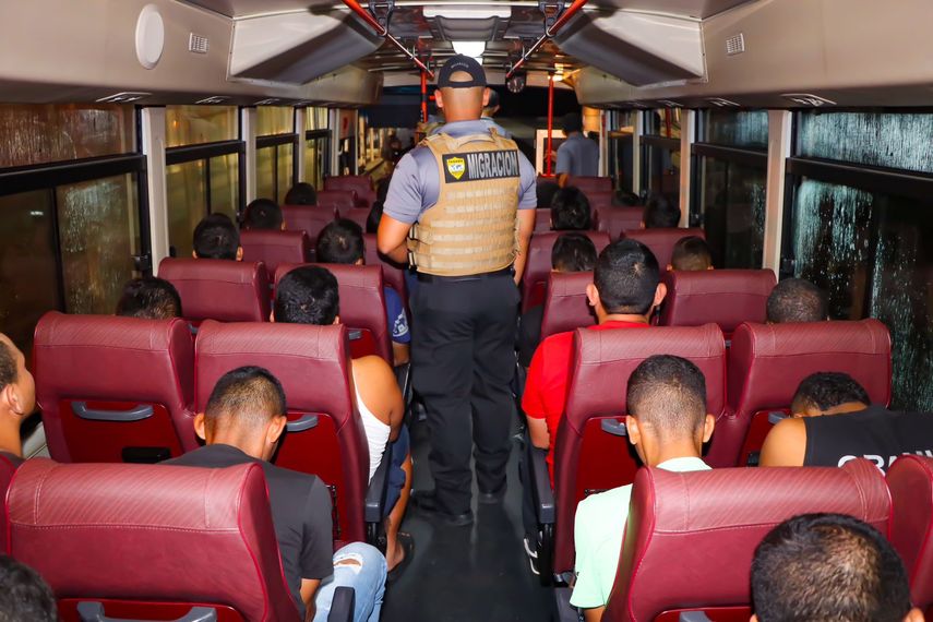 En cumplimiento del memorándum de entendimiento entre Panamá y Estados Unidos, el Servicio Nacional de Migración (SNM) realizó hoy el retorno de 45 ciudadanos colombianos que se encontraban en situación irregular en el país. En cumplimiento del memorándum de entendimiento entre Panamá y Estados Unidos, el Servicio Nacional de Migración (SNM) realizó hoy el retorno de 45 ciudadanos colombianos que se encontraban en situación irregular en el país.