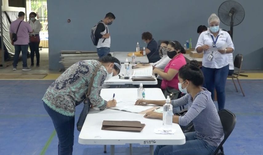 Los padres de familia de Dolega, afirman no haber recibido ningún desembolso correspondiente a las becas y PASE- U del año 2021. Los padres de familia de Dolega, afirman no haber recibido ningún desembolso correspondiente a las becas y PASE- U del año 2021.