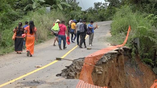 Las lluvias afectaron la carretera en el sector de Sardina, comarca Ngäbe-Buglé, por lo cual equipos del MOP y SINAPROC realizan las evaluaciones a fin de su recuperación.