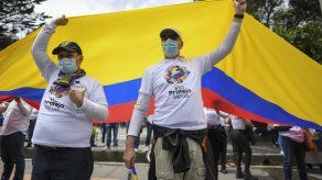 Gobierno y manifestantes retoman acercamientos tras un mes de sangrienta crisis en Colombia