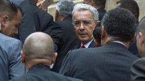 Justicia de Colombia ordena prisión domiciliaria a exabogado de Álvaro Uribe