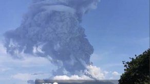 Miles de personas evacuadas tras erupción de volcán en Indonesia