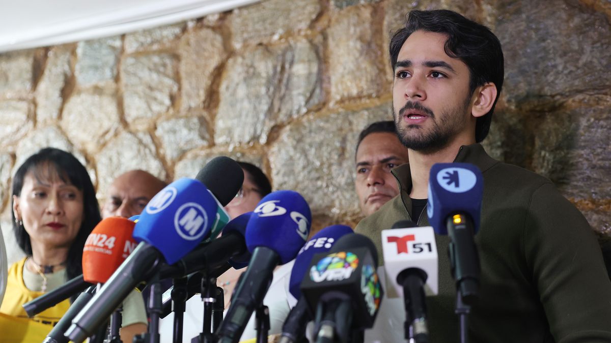 El dirigente opositor venezolano Juan Pablo Guanipa se encuentra en su residencia en la ciudad de Maracaibo, capital del estado Zulia (noroeste), donde cumplirá arresto domiciliario tras ser detenido el domingo, horas después de su excarcelación, informó este martes su hijo, Ramón Guanipa. El dirigente opositor venezolano Juan Pablo Guanipa se encuentra en su residencia en la ciudad de Maracaibo, capital del estado Zulia (noroeste), donde cumplirá arresto domiciliario tras ser detenido el domingo, horas después de su excarcelación, informó este martes su hijo, Ramón Guanipa.