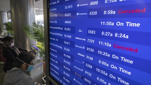 Más de 2 mil 500 vuelos cancelados por mal tiempo y ómicron en EE.UU.