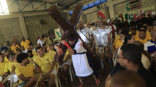 Reos en Panamá recrean la Pasión de Cristo en prisión: fe, reflexión y búsqueda de resocialización