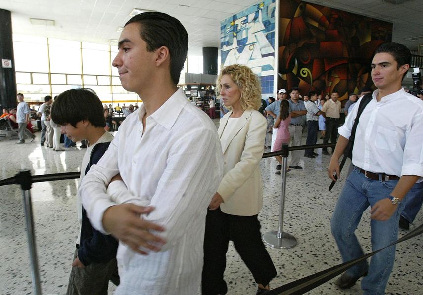 Familiares de el presidente del diario El Periódico de Guatemala, Rubén Zamora (C), en el momento de la despedida. Zamora anunció a la prensa este miércoles que envió a su familia al exilio, luego de que hombres armados irrumpieran en su vivienda la semana pasada para amenazarlos. Familiares de el presidente del diario El Periódico de Guatemala, Rubén Zamora (C), en el momento de la despedida. Zamora anunció a la prensa este miércoles que envió a su familia al exilio, luego de que hombres armados irrumpieran en su vivienda la semana pasada para amenazarlos.