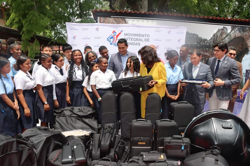 El Ministerio de Educación (Meduca) entregó a estudiantes de 171 centros educativos instrumentos musicales que darán vida a 46 nuevas bandas de música