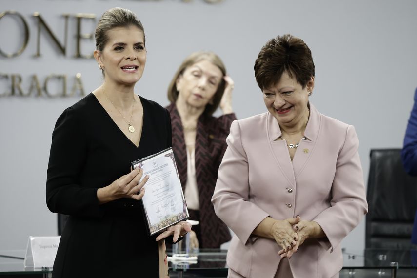 El Tribunal Supremo de Elecciones (TSE) de Costa Rica entregó este martes a Laura Fernández la credencial de presidenta electa del país