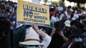 Mayoría de salvadoreños rechaza idea de Bukele de implementar minería