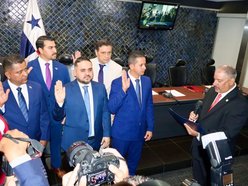 El bloque de los opositores fue puesto a prueba debido a que el consenso respaldaba al diputado José Pérez Barboni como presidente de la Comisión de Infraestructura Pública y Asuntos del Canal, sin embargo, a última hora, su colega de Cambio Democrático (CD), Didiano Pinilla mostró intenciones de hacerle la competencia. El bloque de los opositores fue puesto a prueba debido a que el consenso respaldaba al diputado José Pérez Barboni como presidente de la Comisión de Infraestructura Pública y Asuntos del Canal, sin embargo, a última hora, su colega de Cambio Democrático (CD), Didiano Pinilla mostró intenciones de hacerle la competencia.