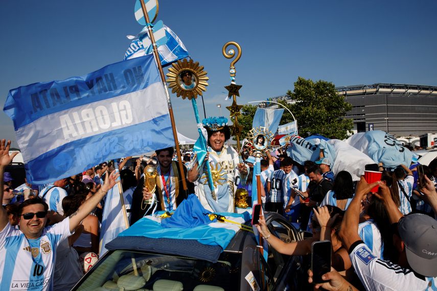 Argentina enfrenta a Chile para asegurar los cuarto de final