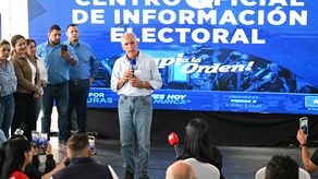 El presidente estadounidense, Donald Trump, amenazó con consecuencias graves si se consolida un supuesto intento de cambiar los resultados de las elecciones presidenciales en Honduras, donde hay un empate técnico entre los derechistas Nasry Asfura, a quien apoya, y Salvador Nasralla.