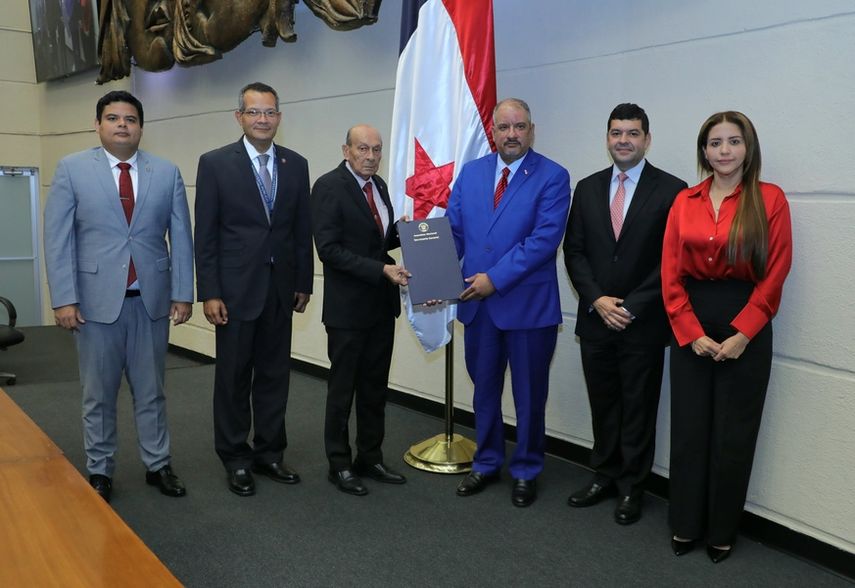 Este lunes 14 de julio, el pleno de la Asamblea Nacional aprobó en tercer debate dos proyectos de ley fundamentales para modernizar el marco legal panameño en materia de delitos cibernéticos: los proyectos 61 y 205. La votación del Proyecto de Ley 61 fue respaldada por 51 diputados. Este lunes 14 de julio, el pleno de la Asamblea Nacional aprobó en tercer debate dos proyectos de ley fundamentales para modernizar el marco legal panameño en materia de delitos cibernéticos: los proyectos 61 y 205. La votación del Proyecto de Ley 61 fue respaldada por 51 diputados.