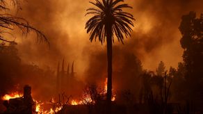 Incendios en Los Ángeles podrían dejar pérdidas de más de $50 mil millones