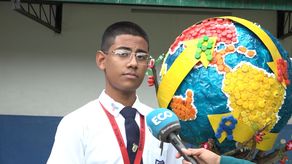 Los estudiantes explicaron los resultados de su escultura de reciclaje.