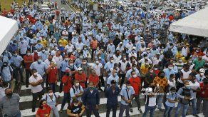 Miles de trabajadores protestan contra cierre de fábricas de Ford en Brasil