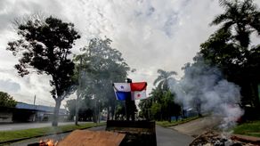 Protestas empujan al gobierno a bajar precio de combustibles